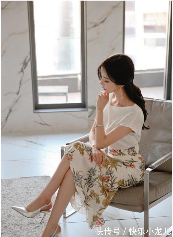 半身裙|整条街上最时尚的小姐姐,身穿白色的短袖,搭配印花半身裙,时尚又大方