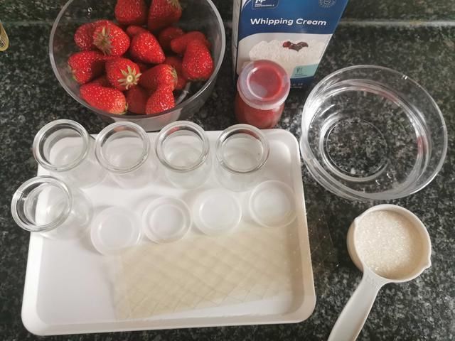  孩子在家吵着吃蛋糕，无奈之下自己动手给孩子做，孩子吃了一半