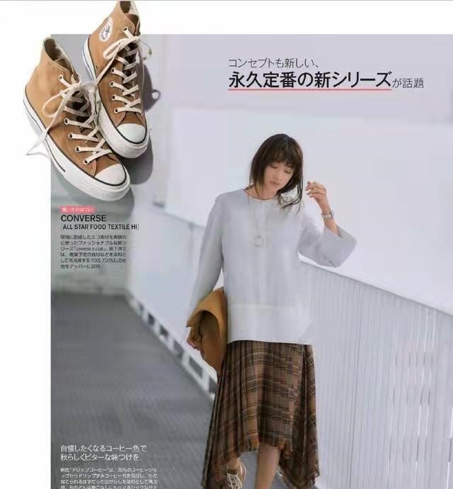 黑白色 秋天靴子已经失宠了,今年流行帆布鞋,时尚减龄!