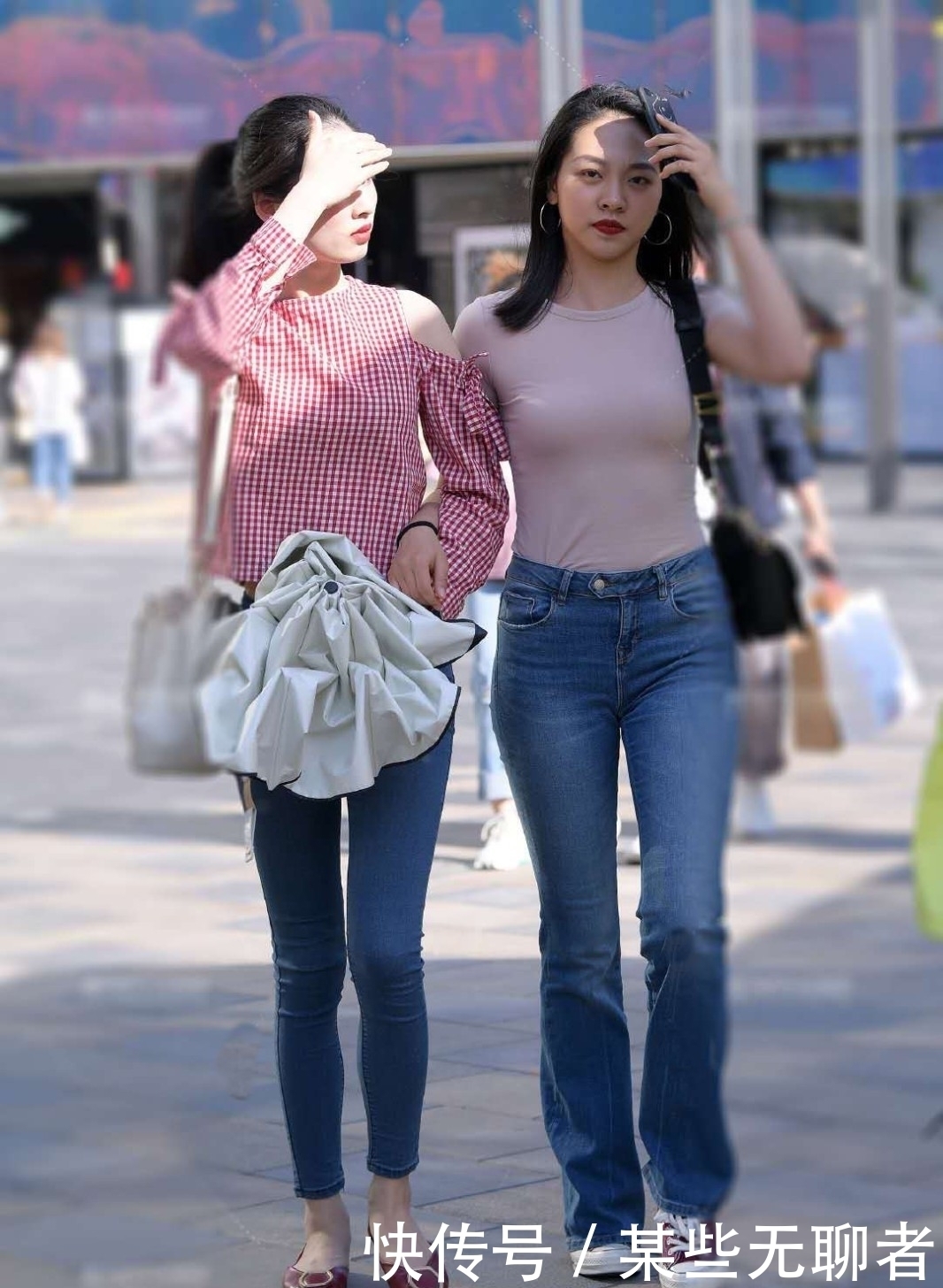 粉色|如何轻松玩转逛街穿搭?粉色紧身T恤+阔腿牛仔裤,高级感说来就来