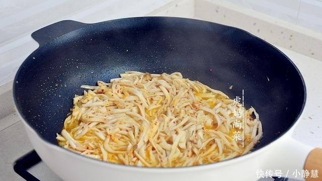 烤肉|杏鲍菇新吃法,一顿炒8个,比烤肉还香,夏天开胃不油腻