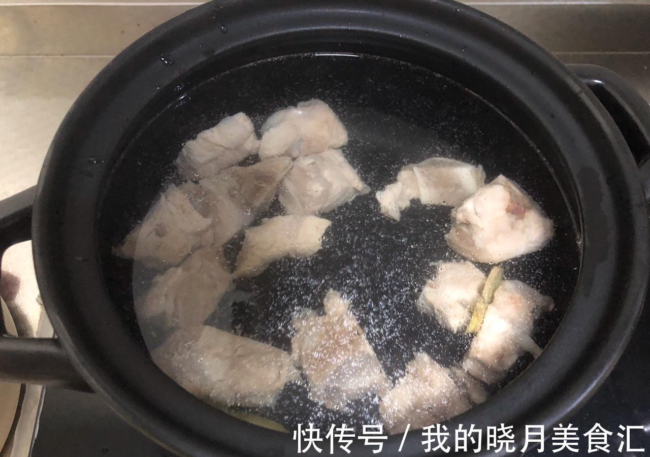 天冷多喝汤,山药和玉米搭配猪骨一起煲汤,清淡滋补真不错