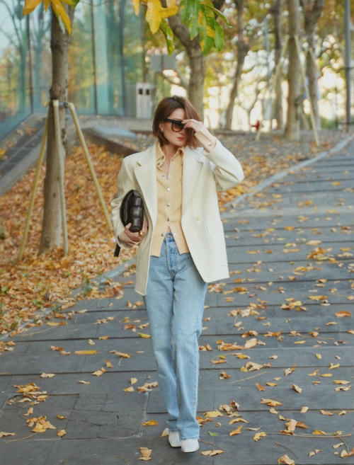 小白鞋不吃香了,今年流行“一脚蹬”,配牛仔裤,不仅时髦还显高