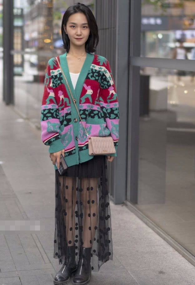 高跟鞋 新的牛仔裤“左边比右边就多一岁”,搭配红色高跟真的是绝配!