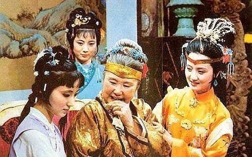 薛姨妈@贾府有一位真正的名媛,见惯了大世面,王熙凤在她跟前就是小儿科