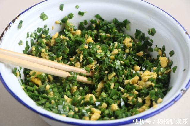 不发面不烫面,快手5分钟就能出锅的韭菜盒子,皮薄馅大不漏汁