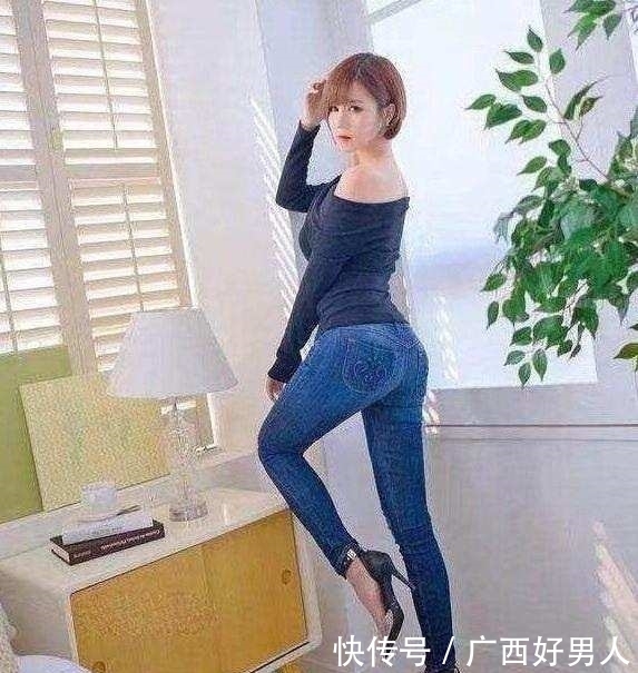 优雅|修身牛仔裤:前卫时尚的美女,映衬女性的优雅气质!