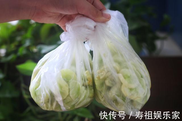 夏天把黄瓜冷冻起来,留到冬天炒肉吃,特别香,我每年都做