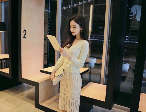 孙允珠长发飘逸气质典雅，穿V领长袖上衣搭镂空包臀裙，性感迷人