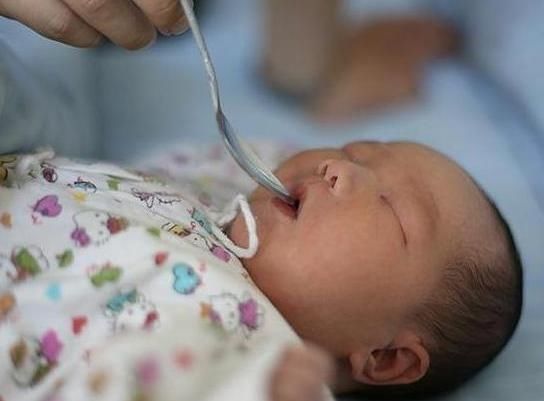 孩子|宝宝出生7天后迟迟不“睁眼”,父母送去医院,医生忍不住笑了
