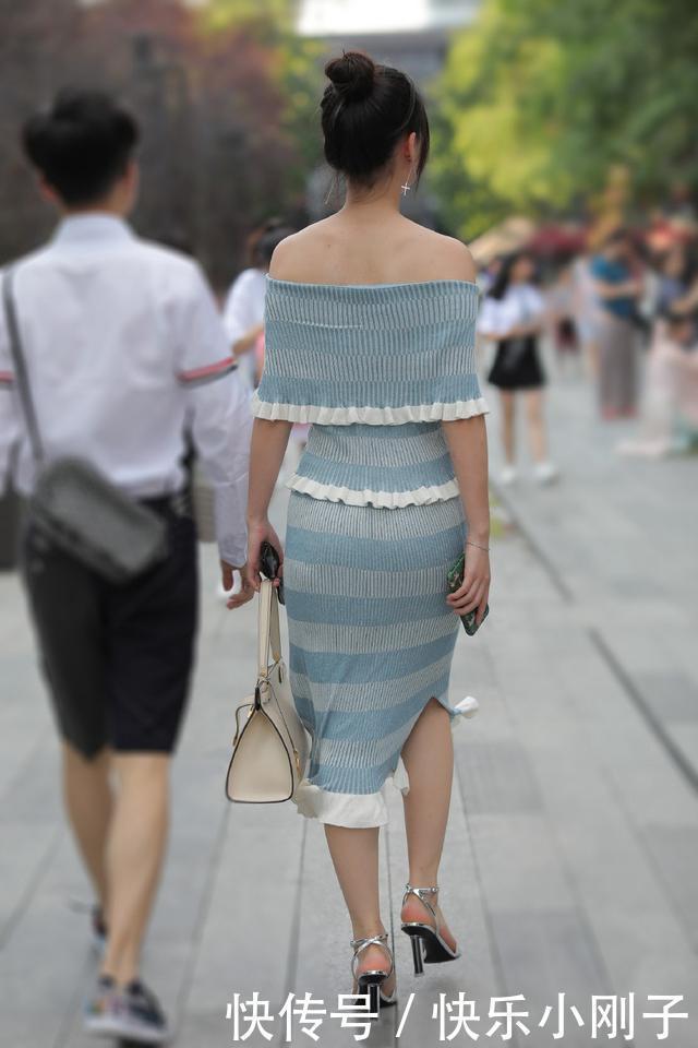 针织裙|选择时尚的针织裙，白蓝的颜色搭配，展现出优雅闲适的美