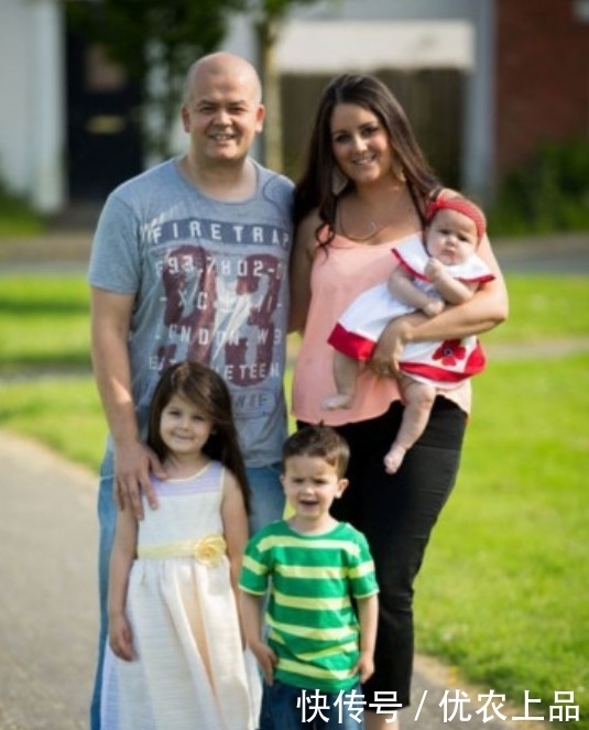 胞胎姐妹被妈妈用药物流掉,她却在母亲腹中安稳存活