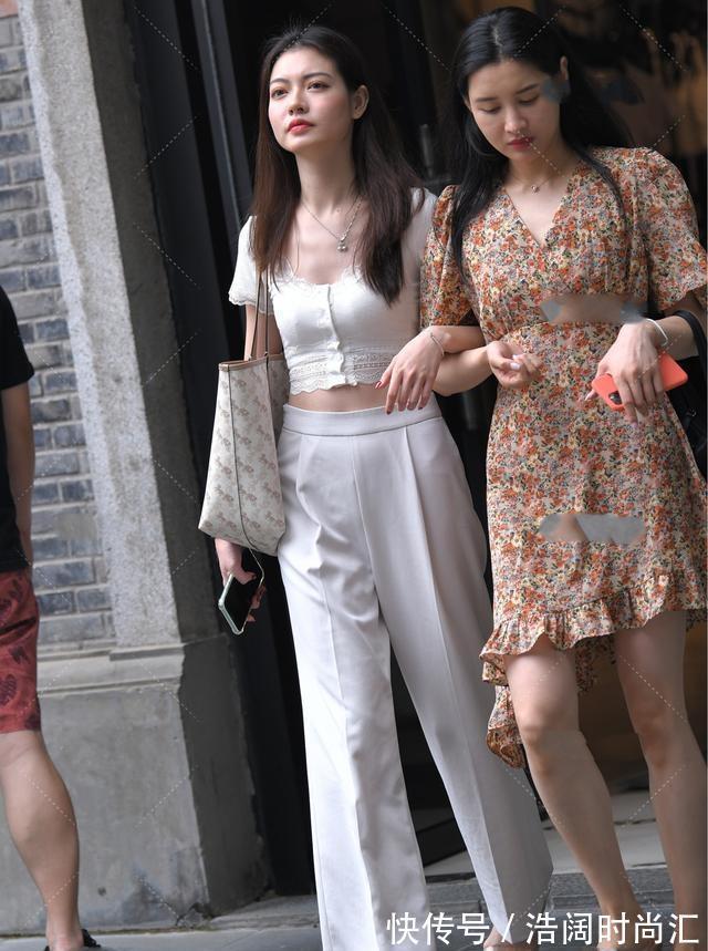 毛衣 黑灰色修身牛仔裤,搭配小款荷叶边上衣,小个子的福音