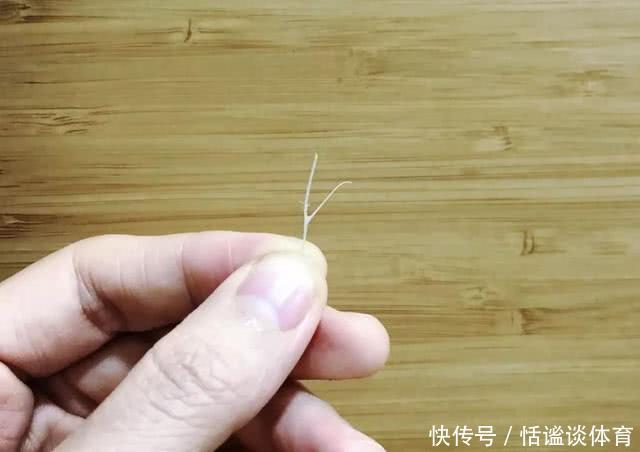 鱼刺卡在喉咙里，喝醋是不对的，教你一招，让鱼刺自己跑出来！