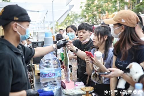 上海外滩新开步行街“外滩枫径”，人气好到爆，卖光货的店家叫快递火速送货