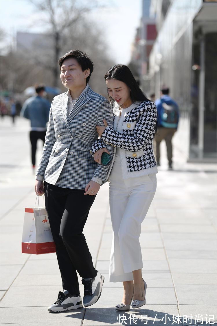 身材高挑 街拍:小姐姐搭配白色裙子,露出肩膀和锁骨,短发显得人很精神!