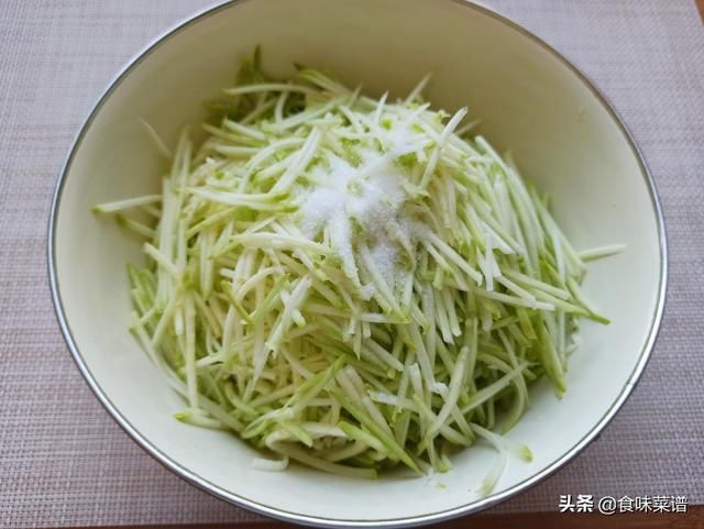 搅拌均匀|头伏到吃饺子，分享8种饺子馅的调法，有荤有素，鲜嫩营养又多汁