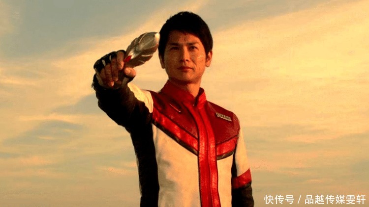 光太郎|放弃奥特曼身份的四个人类，两个扔掉变身器，有一个见怪兽就跑！