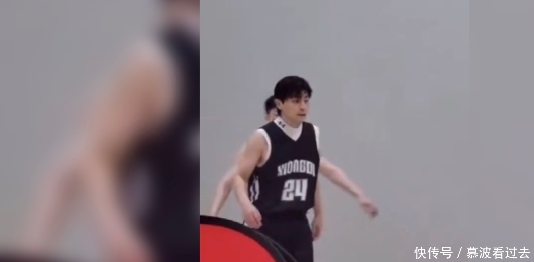 mc 网友偶遇邓伦打篮球,真的太接地气了,这个肌肉线条太绝了!