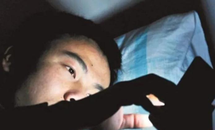 不良网站|孩子被窝看“不良网站”,手机上的痕迹抹不掉,父母要关注