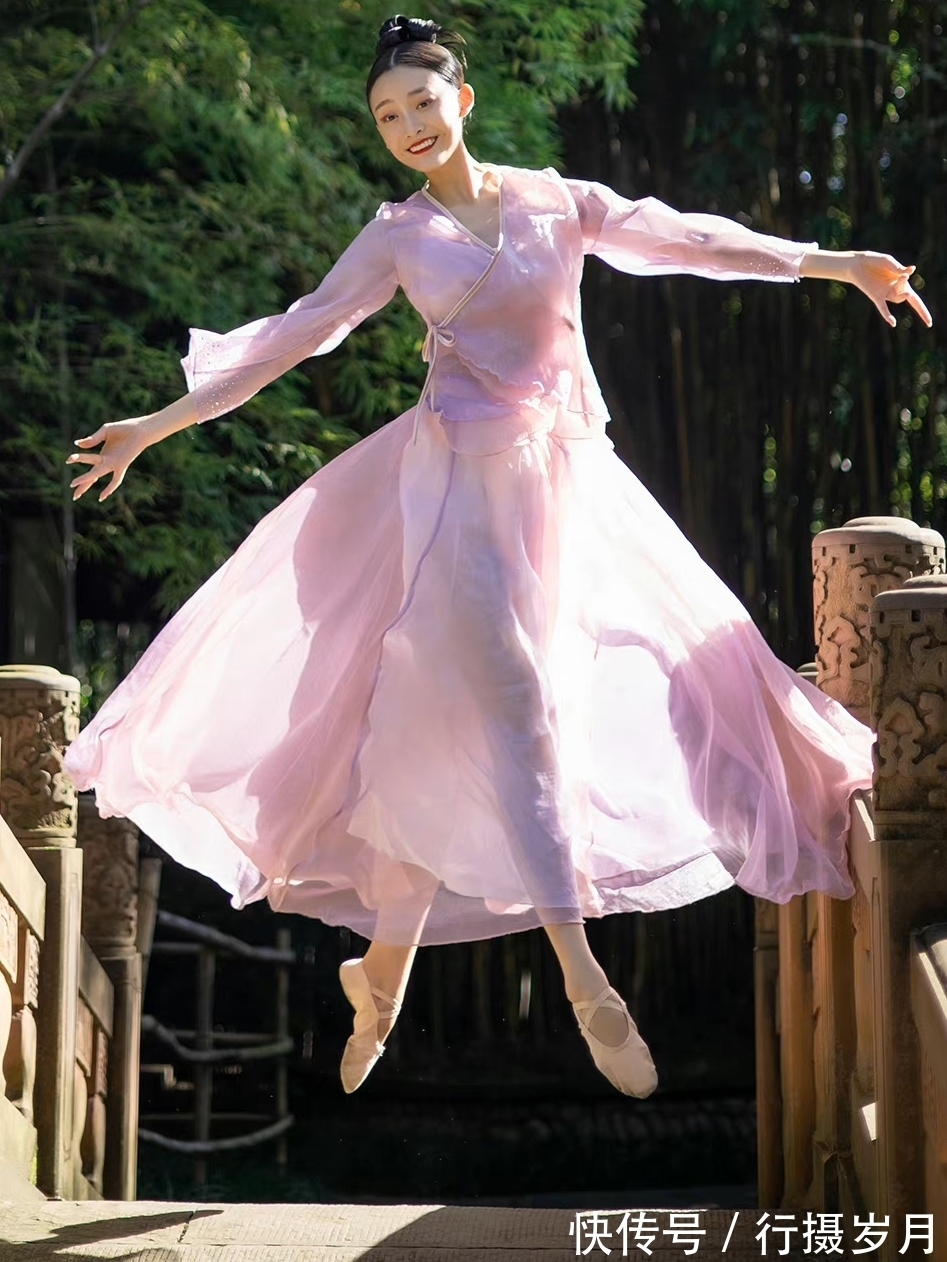 红尘$于盎然的春意里,舞尽浅吟低唱的红尘