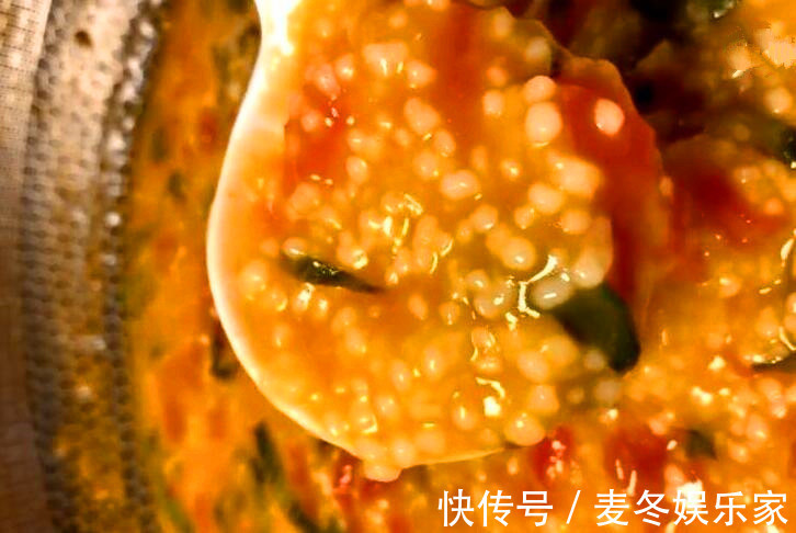 做疙瘩汤时，不要直接搅疙瘩，教你2个技巧，疙瘩又小又圆，好看