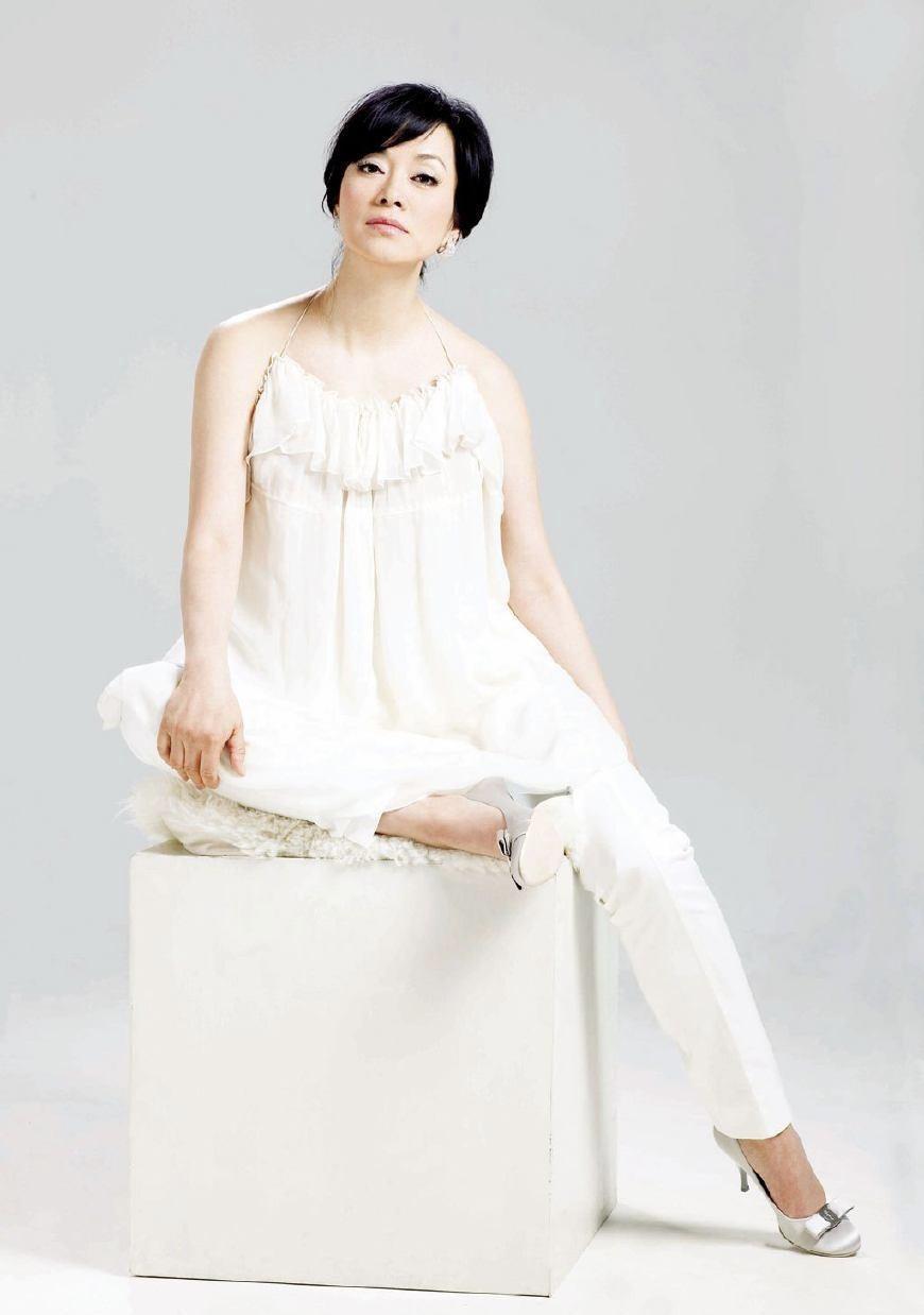 毛阿敏真是气质女神,身穿小西服搭小黑裙精致优雅,减龄又洋气