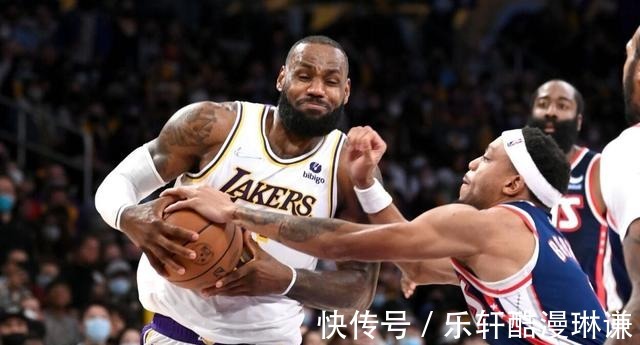 老詹|忘掉湖人连败!詹皇晒沙发休息亲吻爱女朱莉甜蜜微笑治愈心伤