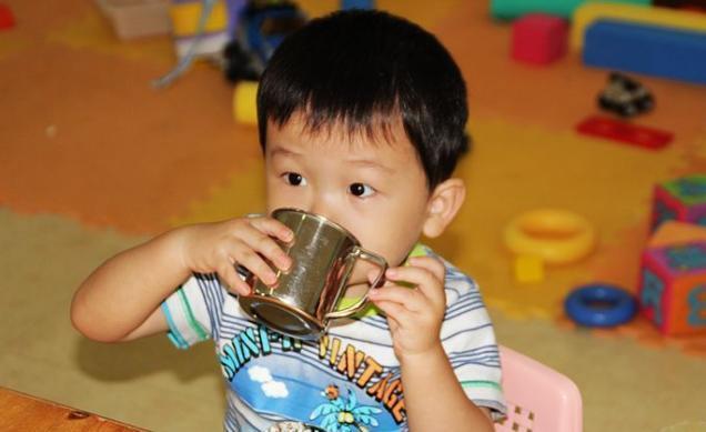 孩子|给娃喂水有学问,孩子在这4个时间段喝水最佳,不要等到渴而掘井
