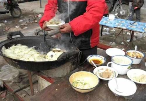  两张桌子一口锅，做出来的美食，让老板一天收入上万元！