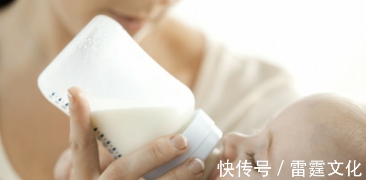 奶瓶|宝宝六个月大就要告别奶瓶,再使用弊端多多,家长应该注意了