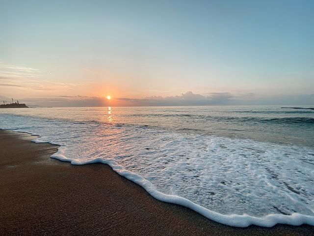 西风烈#海滩诗词27首:把酒黄昏再一杯，缑山新月莫相催