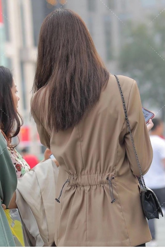 小西装搭配黑色短裤, 走在街头你就是最闪耀的潮人