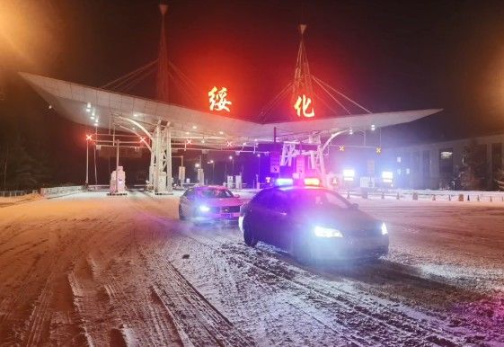 交警|哈尔滨一孕妇临产遇大雪封路，交警火速救援传递温暖！
