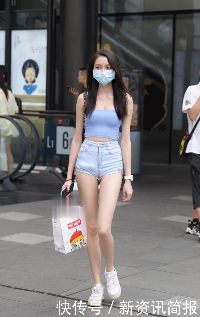 美女紫色“隐形”背心,穿出如同一字肩的美感