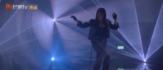 《乘风破浪的姐姐》那英的初舞台唱歌一如既往的稳，可是舞蹈却……