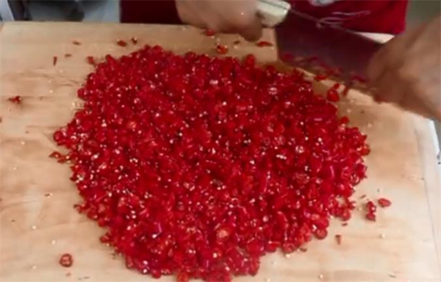 二十年秘制剁椒酱，做法和配方告诉你，香辣过瘾，保存一年不会坏