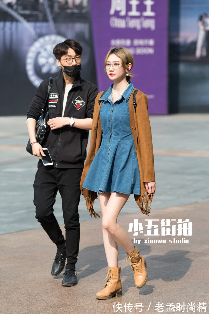 牛仔裤|重庆街拍,低领荷叶边上衣搭配牛仔裤,时髦又有女人味!