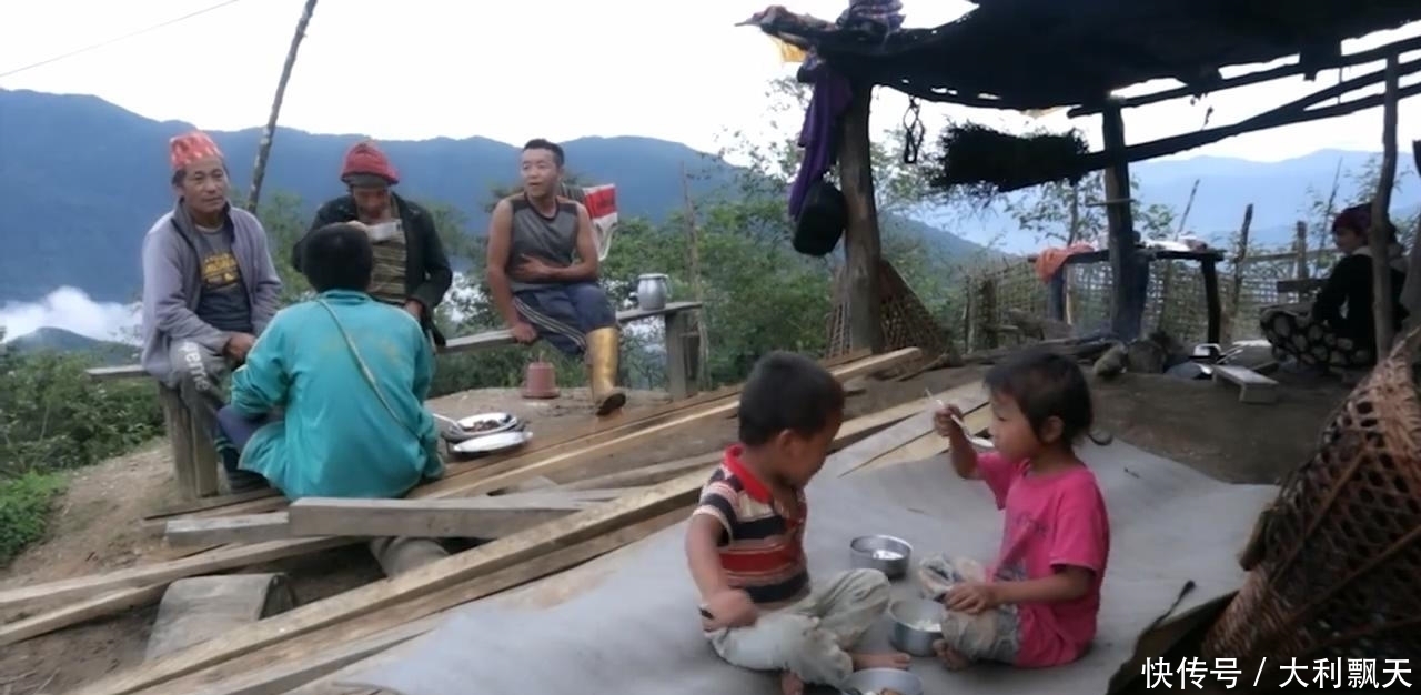 尼泊尔|尼泊尔山区农村建房子,主人砍五斤黑猪肉,红烧猪肉招待帮忙的