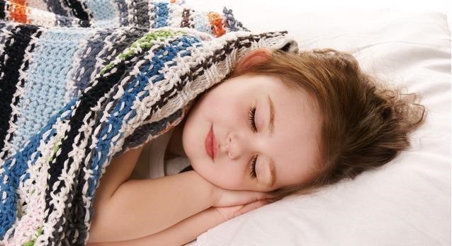 麻花式|3种睡姿影响孩子一生!宝妈及时帮忙纠正,孩子身体棒棒、智力高