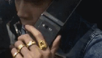 |搞笑GIF：妹子 有斑马线你们不 非要去翻护栏 这下尴尬了吧