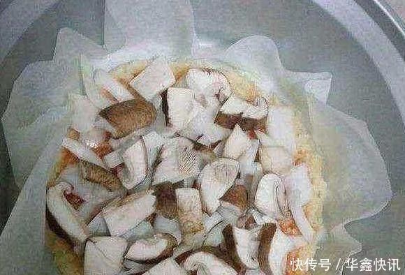 把鸡蛋打进电饭锅和生米一同煮,15分钟后,奇迹出现了