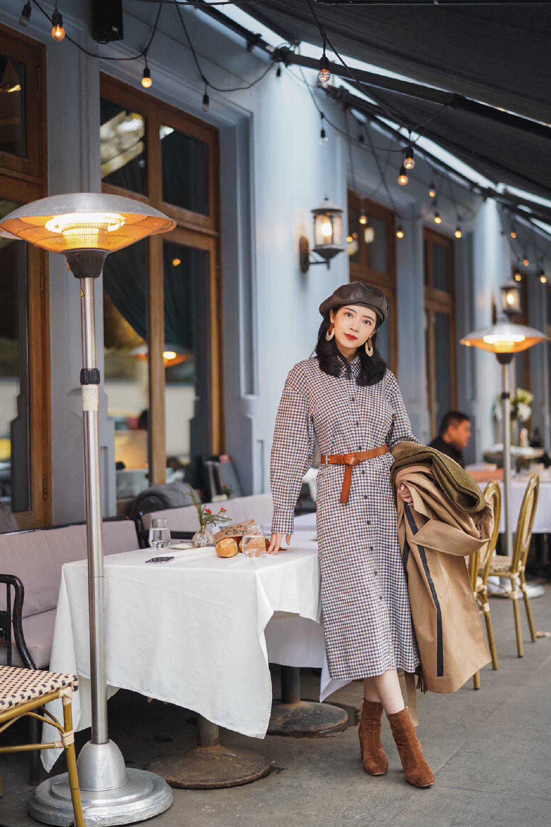 秋冬季节穿上大衣出行，采用了叠穿的方式，显示出了淑女的气息