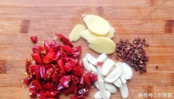 尖辣椒|酸菜鱼极简版做法,去掉鱼皮才不腥,腌15分钟更滑嫩