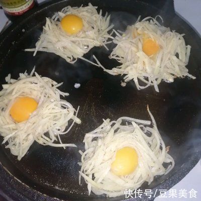 忙里偷个懒，轻松来一碗萌萌的鸟巢鸡蛋饼