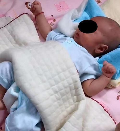 奶水|龙凤胎兄妹,一个吃母乳,一个喝奶粉,几个月后的差距让人心疼