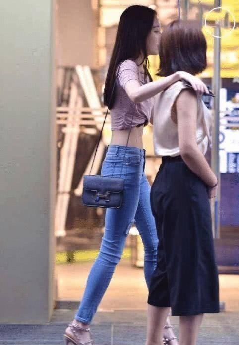 街拍美女“露脐装”美妇,跟她一起出街会不会很尴尬