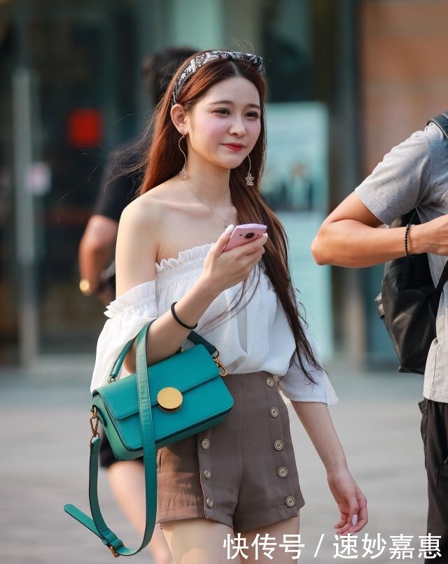 身材|甜美的美女,白色一字肩,穿出可爱又迷人的美