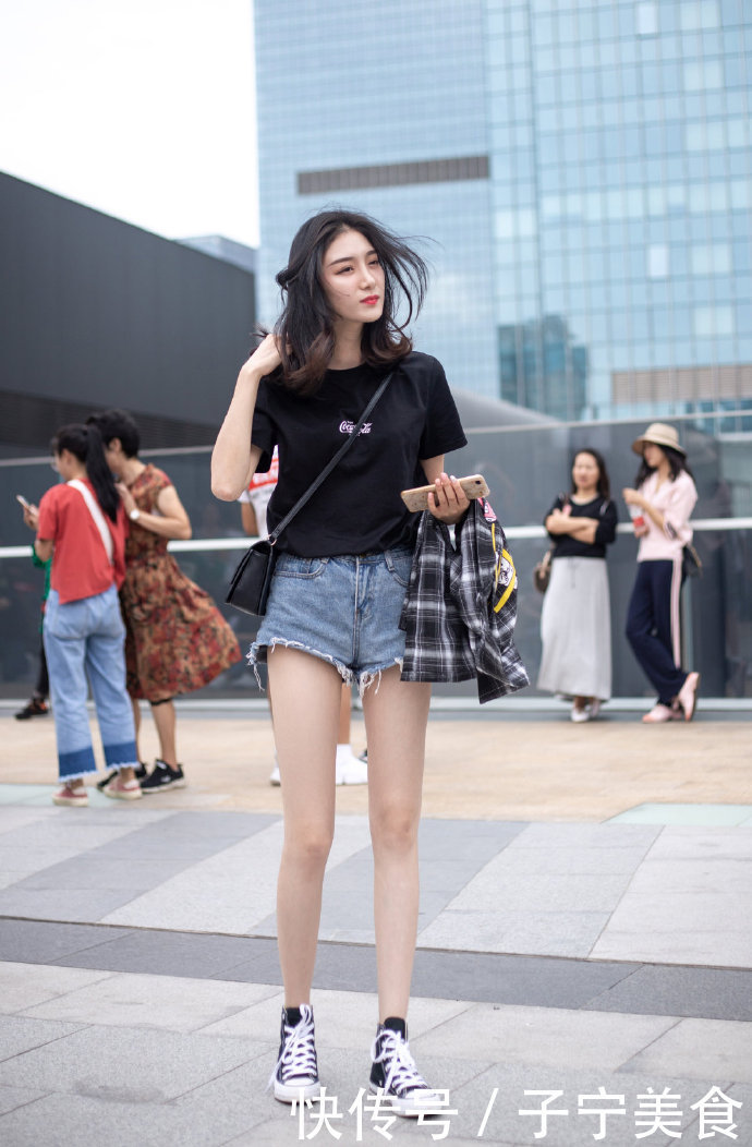 街拍小姐姐全是高颜值身材好气质佳的小姐姐,每一位都是女神