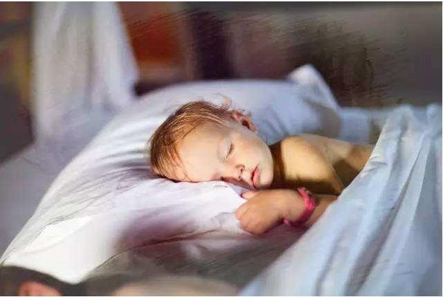 孩子|李玫瑾教授：宝宝睡觉时有这3个举动，暗示大脑发育快，智商更高